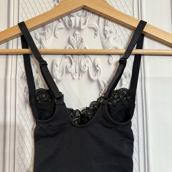 SKIMS Seamless Sculpt Lace Thong Bodysuit Black Size Small NWOT - Picture 5 of 11